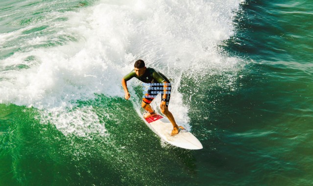 皇马锋线排兵布阵引热议，穆尼奥斯点出关键变数，维尼修斯位置面临轮换挑战