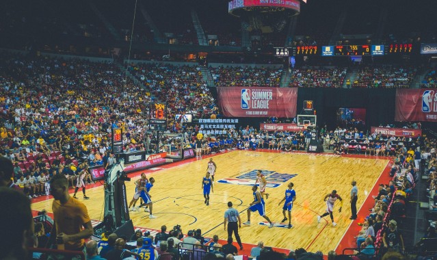 欧冠赛前延续传统友谊 皇马尤文高层互赠礼物彰显足球温情